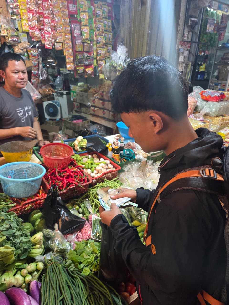 Membeli perbekalan pendakian di Pasar Talaga.